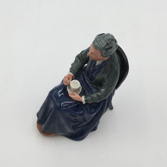 Royal Doulton The Cup of Tea HN2322 Figurine Elderly Woman with Teacup 6.5" 1963 - Picture 5 of 6